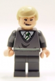 Draco Malfoy mit hämischem Grinsen