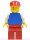 Mann in blau mit rotem Cap, pln038
